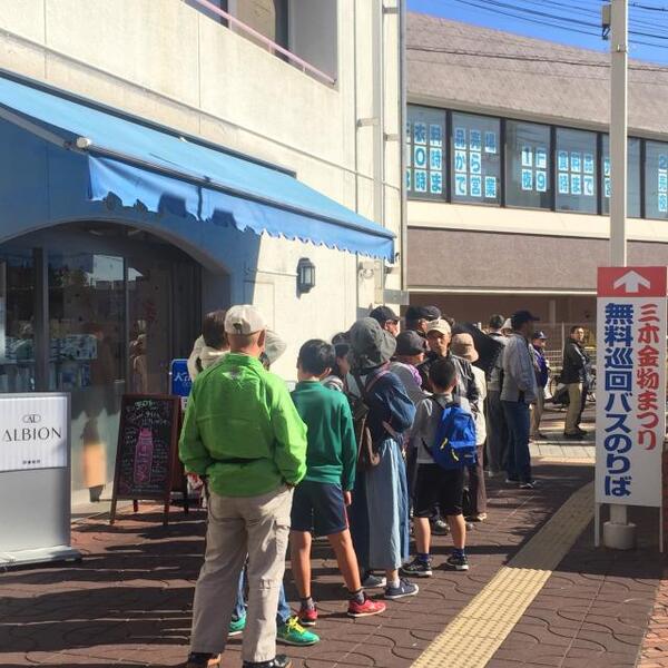 お店の前で、ヒノキのハンドクリームのサンプル配布しています‼️